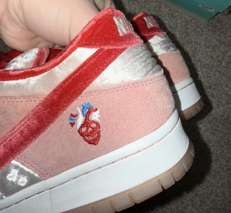 Nike Sb Dunk Low Strange Love