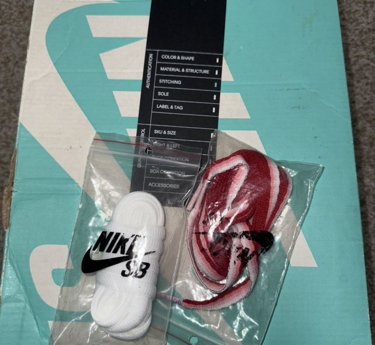 Nike Sb Dunk Low Strange Love