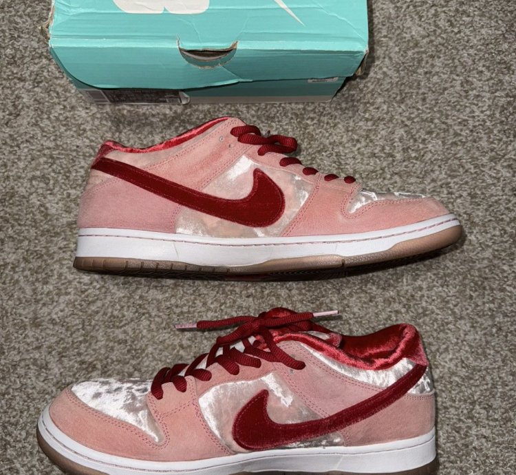 Nike Sb Dunk Low Strange Love