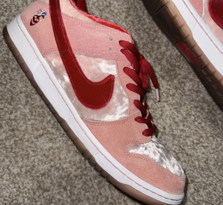 Nike Sb Dunk Low Strange Love