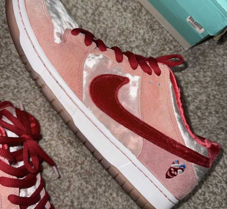 Nike Sb Dunk Low Strange Love