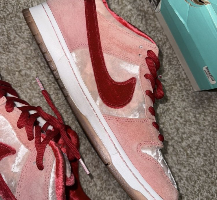 Nike Sb Dunk Low Strange Love