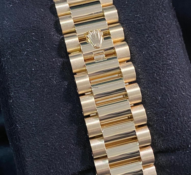 Rolex Day-date 36 New 2022 Unworn Day-date 36 Yellow Gold Mother-of-pearl Diamond Dial Diamond Bezel