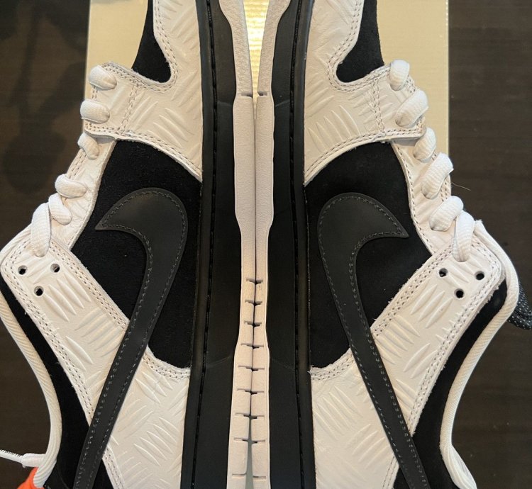 Nike Sb Dunk Low Tightbooth