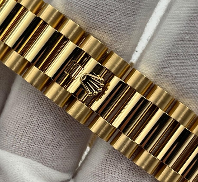Rolex Day-date 36 Unworn Day-date 36mm Champagne Diamond Dial Yellow Gold Bracelet 128238 Box Paper 2023
