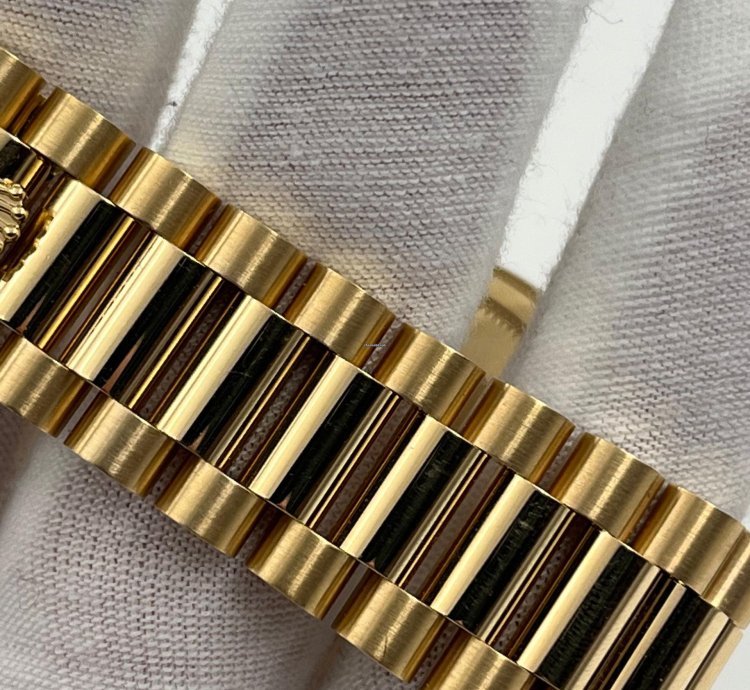 Rolex Day-date 36 Unworn Day-date 36mm Champagne Diamond Dial Yellow Gold Bracelet 128238 Box Paper 2023