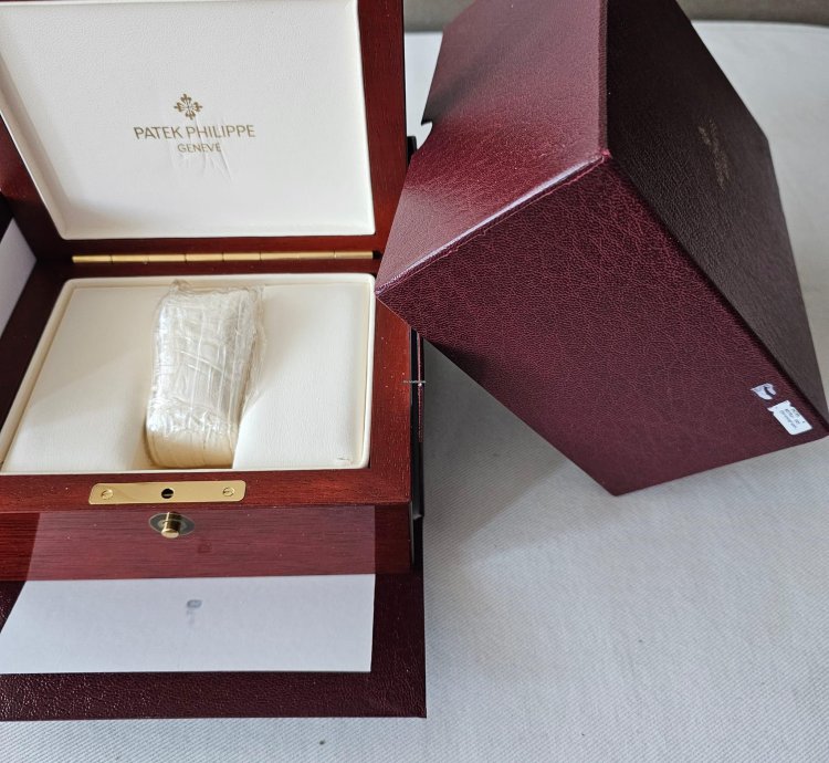 Patek Philippe Chronograph 5070j Yellow Gold With Extract Never Polished