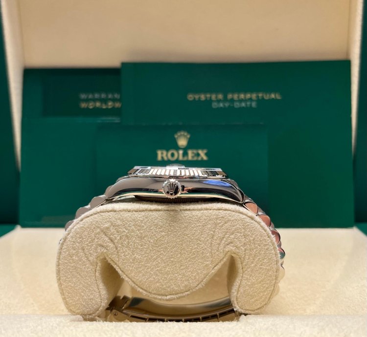 Rolex Day-date 36 White Gold Day-date 36 Watch - Fluted Bezel - Blue Ombre Diamond Dial 128239