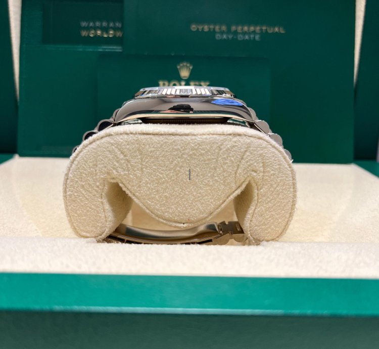 Rolex Day-date 36 White Gold Day-date 36 Watch - Fluted Bezel - Blue Ombre Diamond Dial 128239