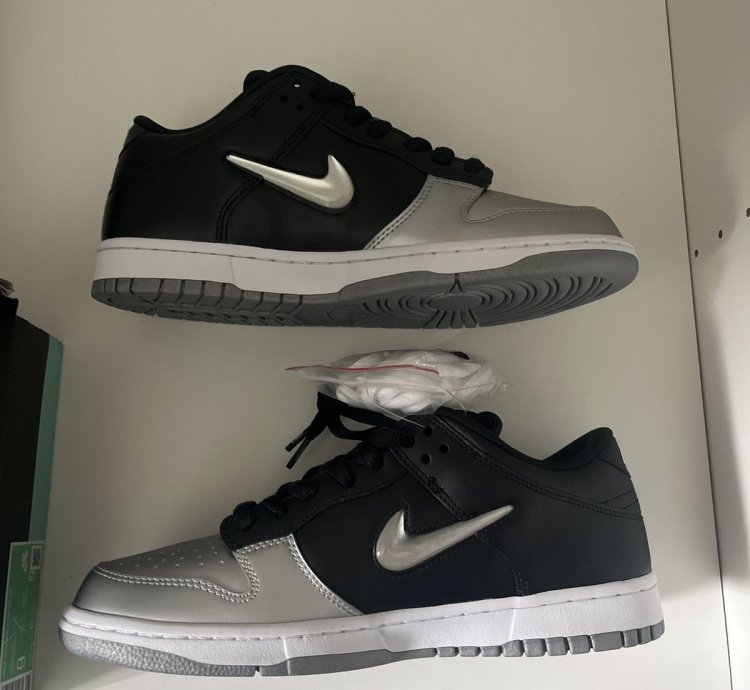 Supreme Nike Sb Dunk Low Jewel Swoosh Silver