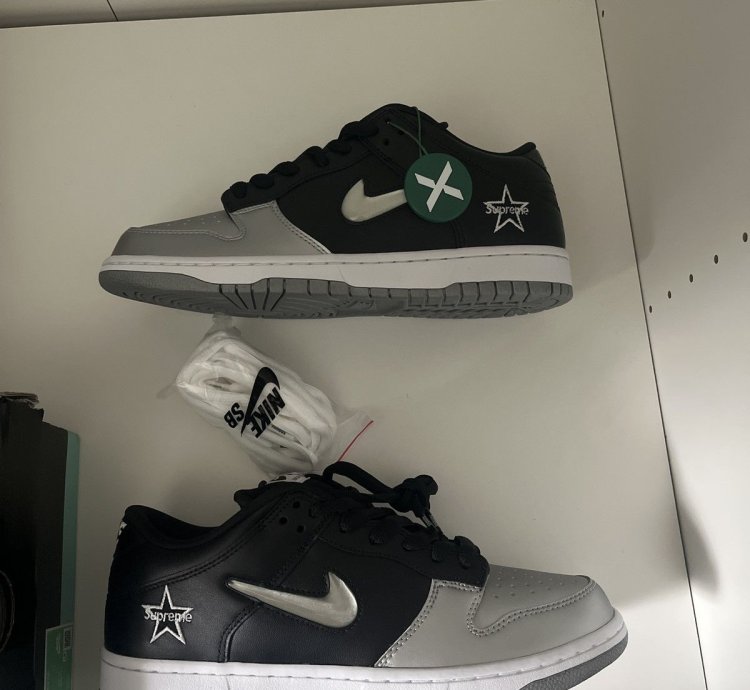 Supreme Nike Sb Dunk Low Jewel Swoosh Silver