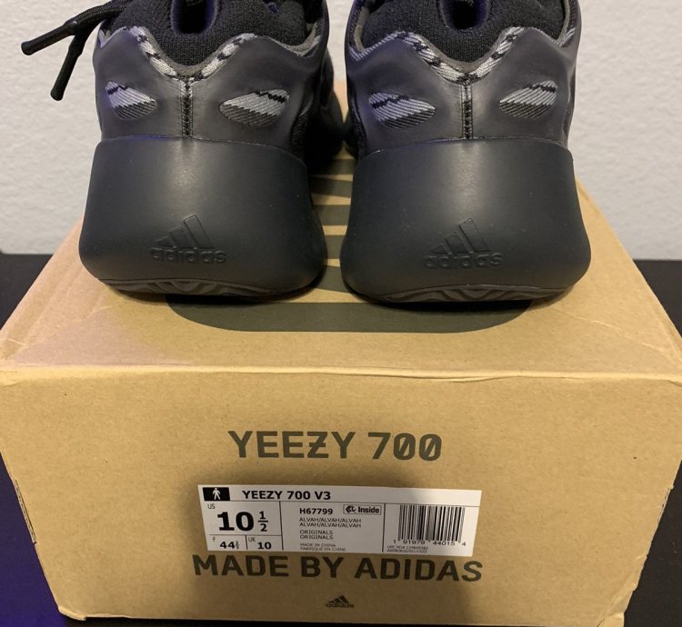 Adidas Yeezy 700 V3 Alvah Size 10 5