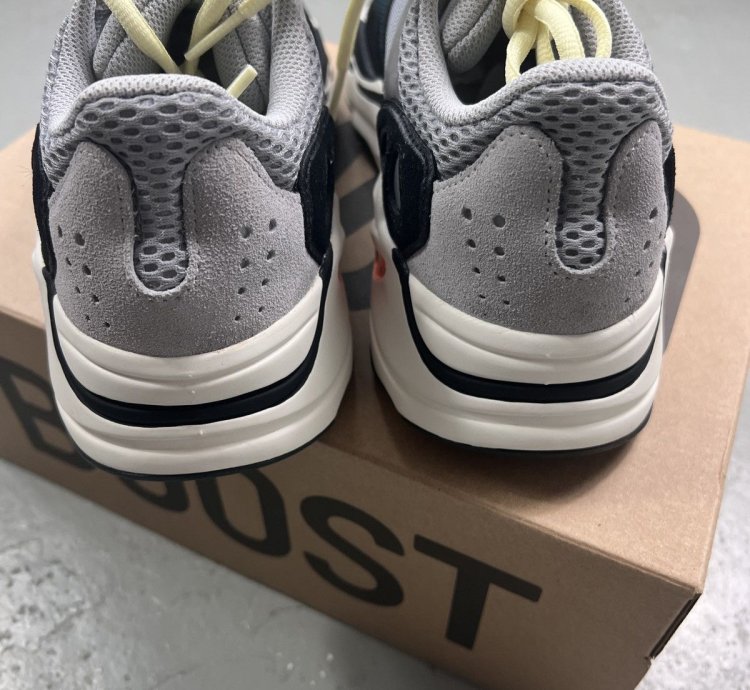 Adidas Yeezy 700 Waverunner Size 7 5 New