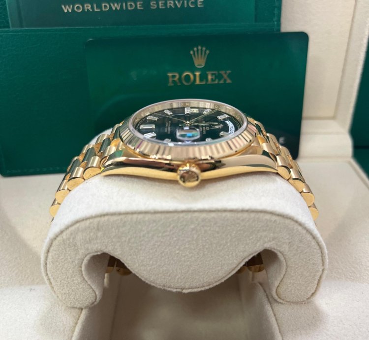Rolex Day-date 40 18k Yellow Gold - Baguette Diamond Dial - Fluted Bezel ref 228238