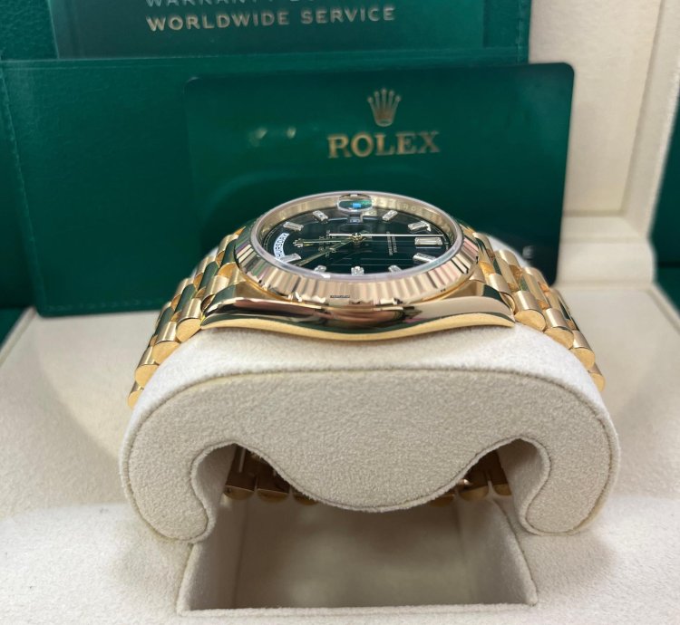 Rolex Day-date 40 18k Yellow Gold - Baguette Diamond Dial - Fluted Bezel ref 228238