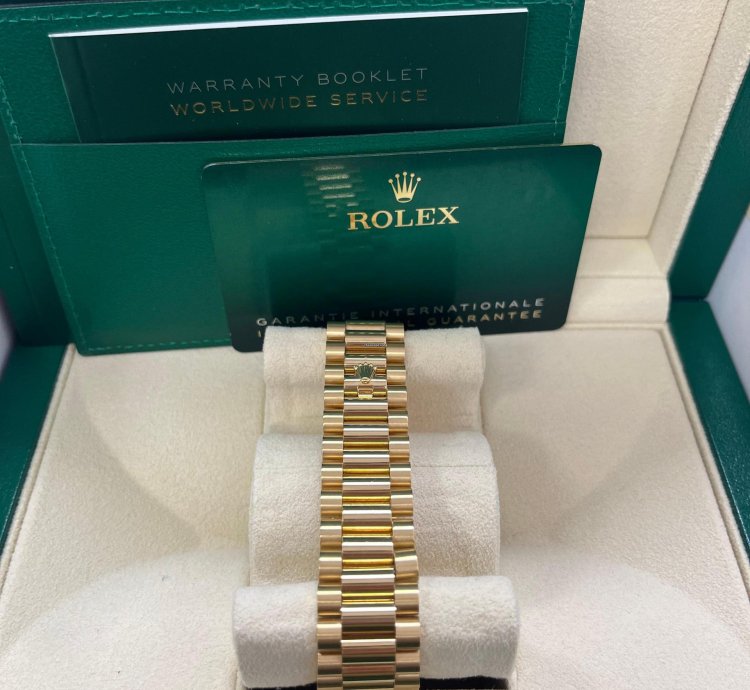 Rolex Day-date 40 18k Yellow Gold - Baguette Diamond Dial - Fluted Bezel ref 228238