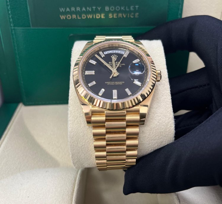 Rolex Day-date 40 18k Yellow Gold - Baguette Diamond Dial - Fluted Bezel ref 228238