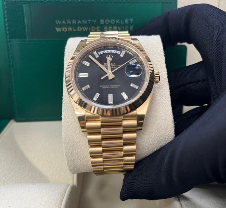 Rolex Day-date 40 18k Yellow Gold - Baguette Diamond Dial - Fluted Bezel ref 228238