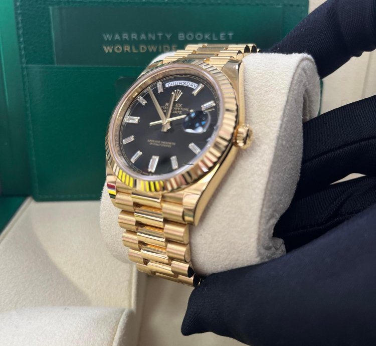 Rolex Day-date 40 18k Yellow Gold - Baguette Diamond Dial - Fluted Bezel ref 228238