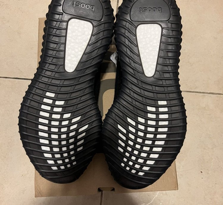 Adidas Yeezy Boost 350 V2 Bred