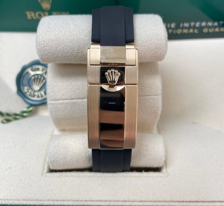 Rolex Daytona 40mm Champagne Dial With Black Subdials Black Oysterflex Strap 116518ln