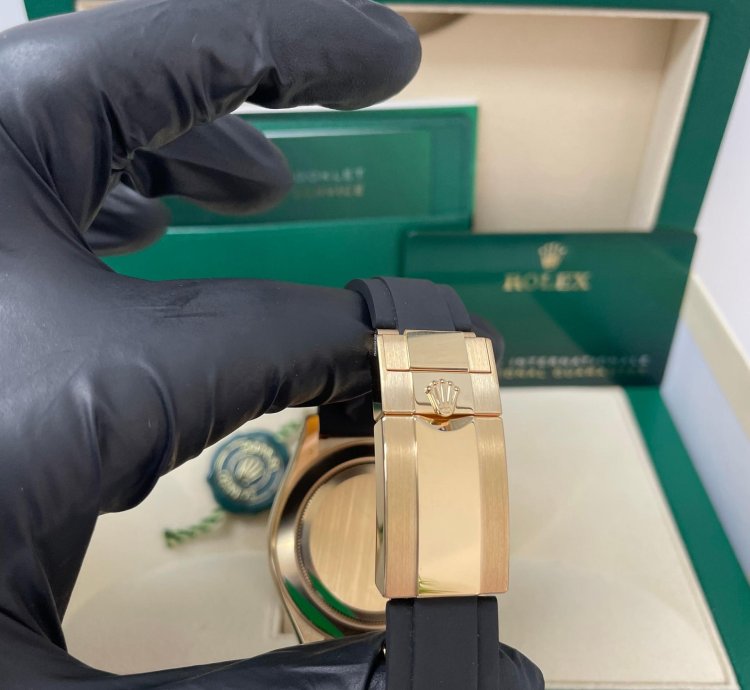 Rolex Daytona 40mm Champagne Dial With Black Subdials Black Oysterflex Strap 116518ln