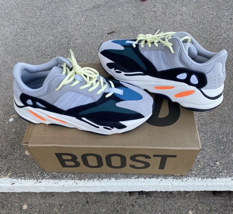 Adidas Yeezy Boost 700