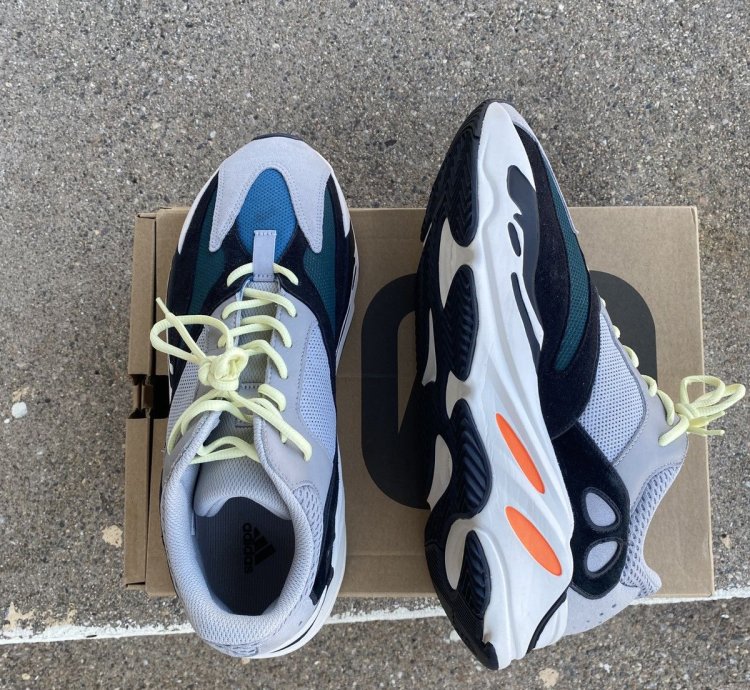 Adidas Yeezy Boost 700