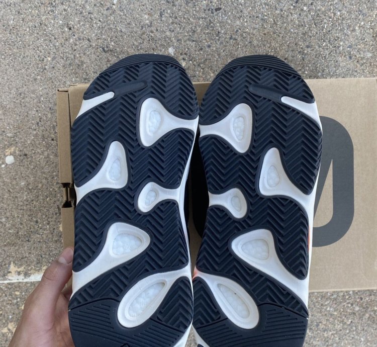 Adidas Yeezy Boost 700