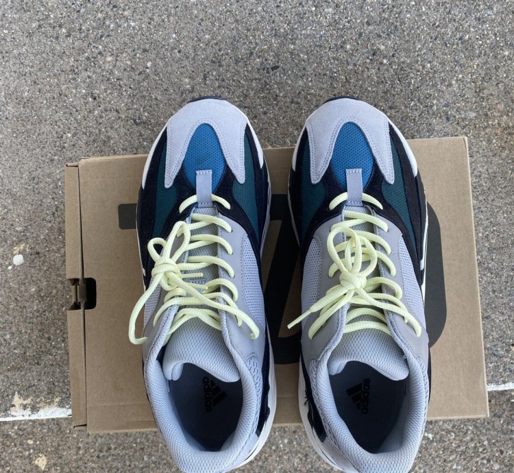 Adidas Yeezy Boost 700