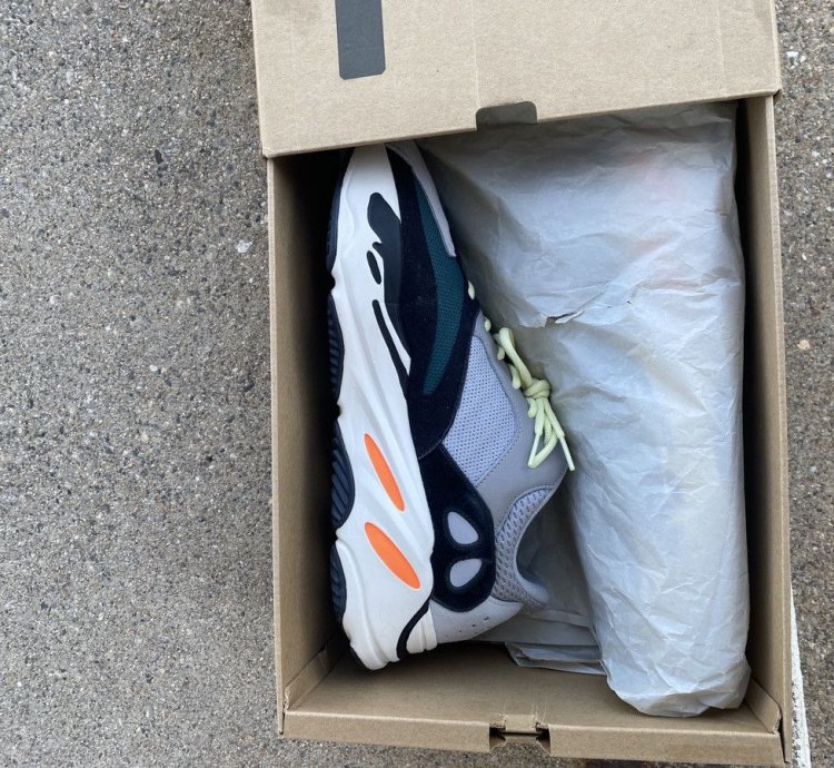 Adidas Yeezy Boost 700