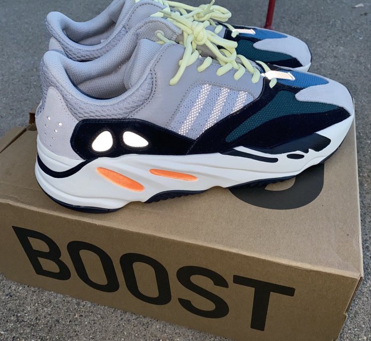 Adidas Yeezy Boost 700