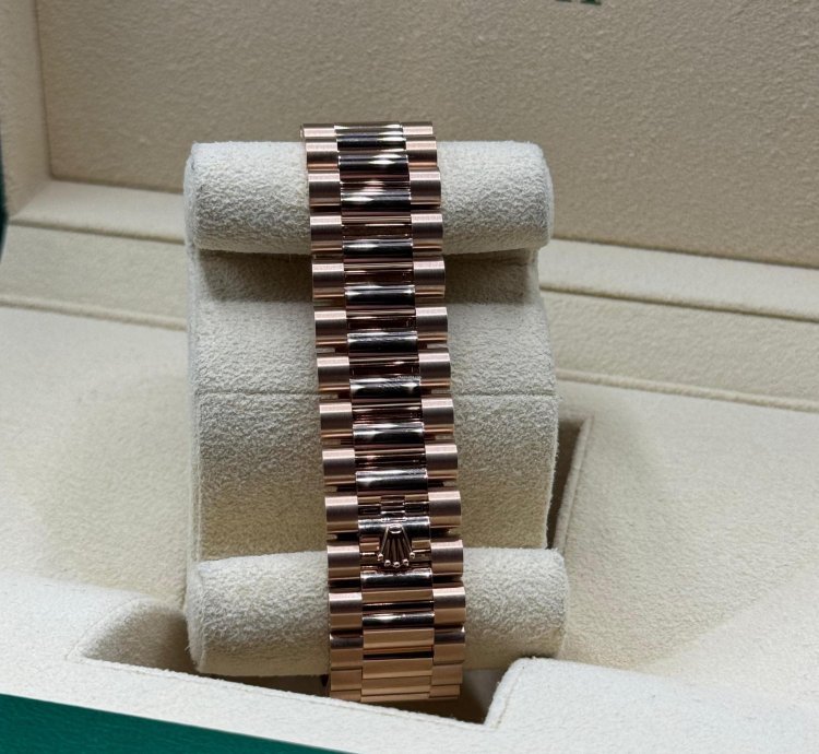 Rolex Day-date 40 2023 Rose Gold Day-date 40 Green Olive Dial Unworn Box Papers 228235