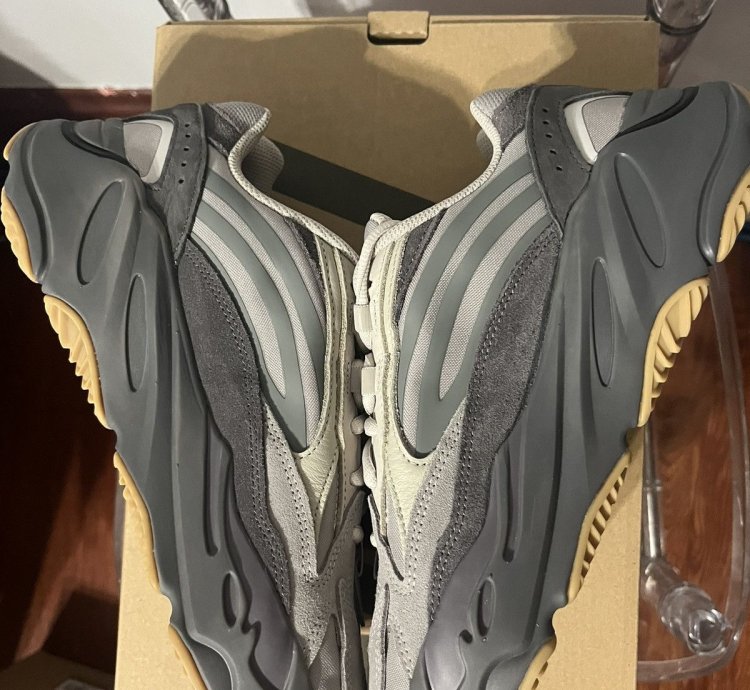 Adidas Yeezy Boost 700 V2 Tephra