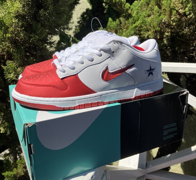 Supreme Sb Dunk Low Red White Varsity Red-white-black