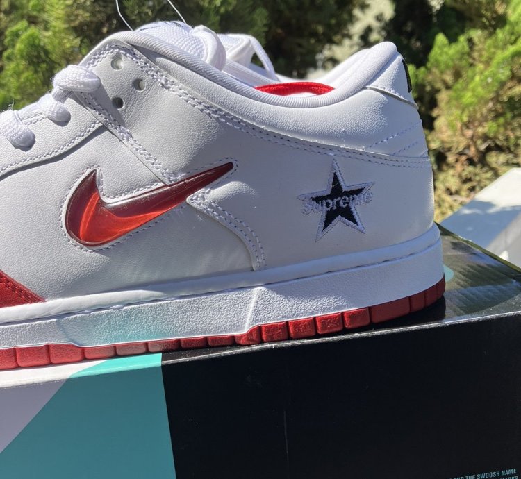 Supreme Sb Dunk Low Red White Varsity Red-white-black