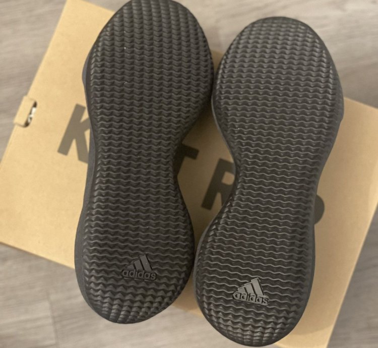 Adidas Yeezy Knit Rnr Onyx Size 11 5m