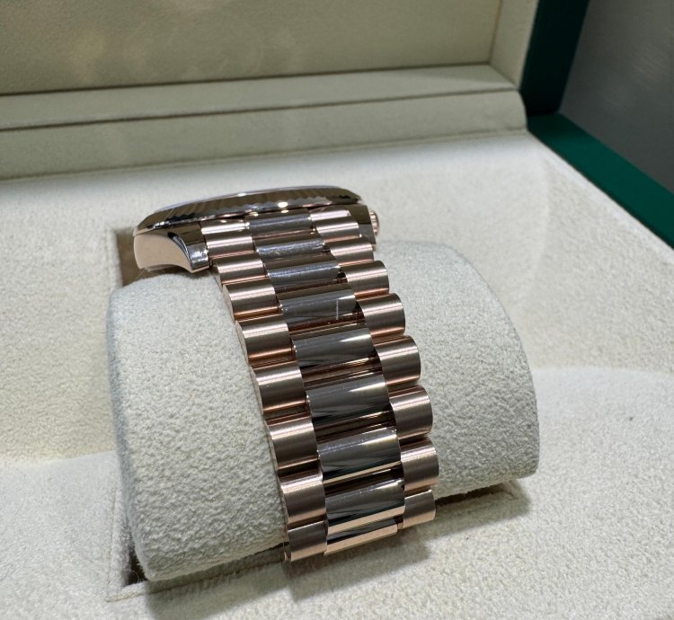 Rolex Day-date 40 228235 2025 40mm Everrose Presendial Bracelet Chocolate Dial Arabic Numerals Unworn Box Papers