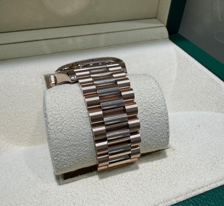 Rolex Day-date 40 228235 2025 40mm Everrose Presendial Bracelet Chocolate Dial Arabic Numerals Unworn Box Papers