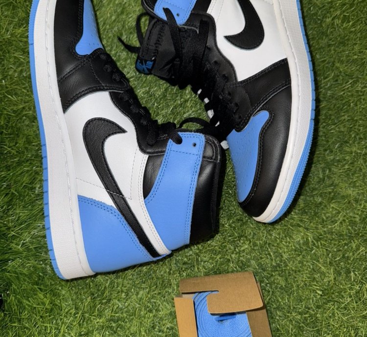 Air Jordan 1 Retro High Og Unc Toe Sneakers