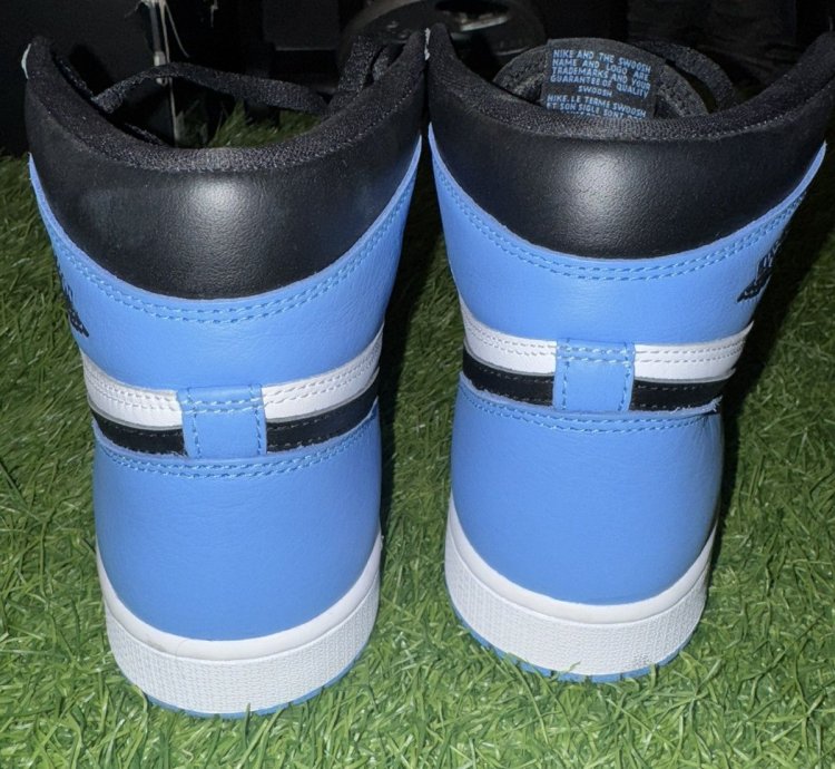 Air Jordan 1 Retro High Og Unc Toe Sneakers
