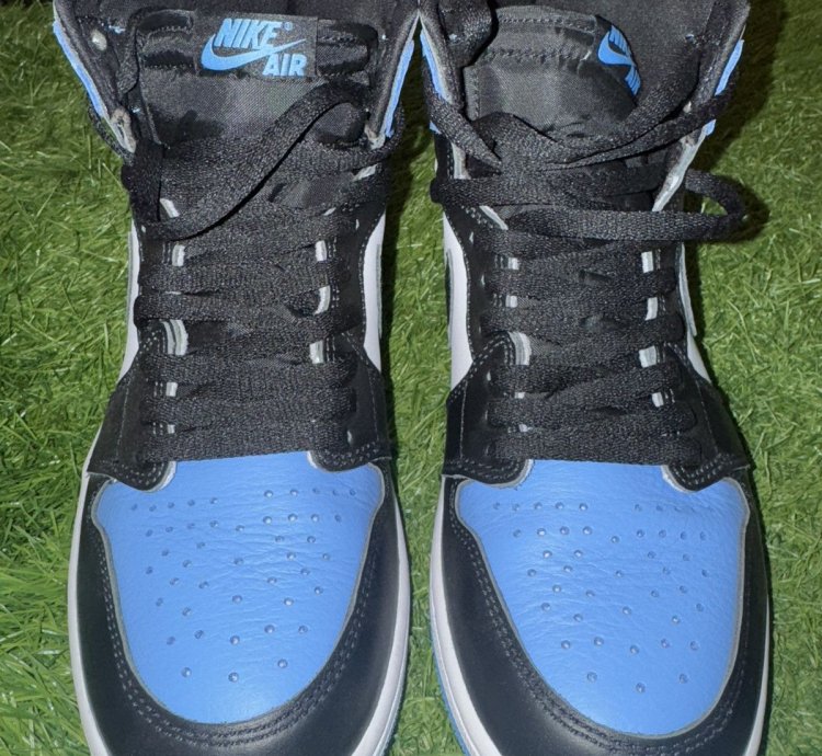Air Jordan 1 Retro High Og Unc Toe Sneakers