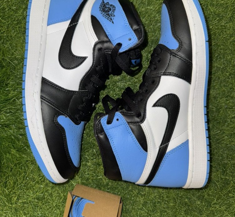 Air Jordan 1 Retro High Og Unc Toe Sneakers