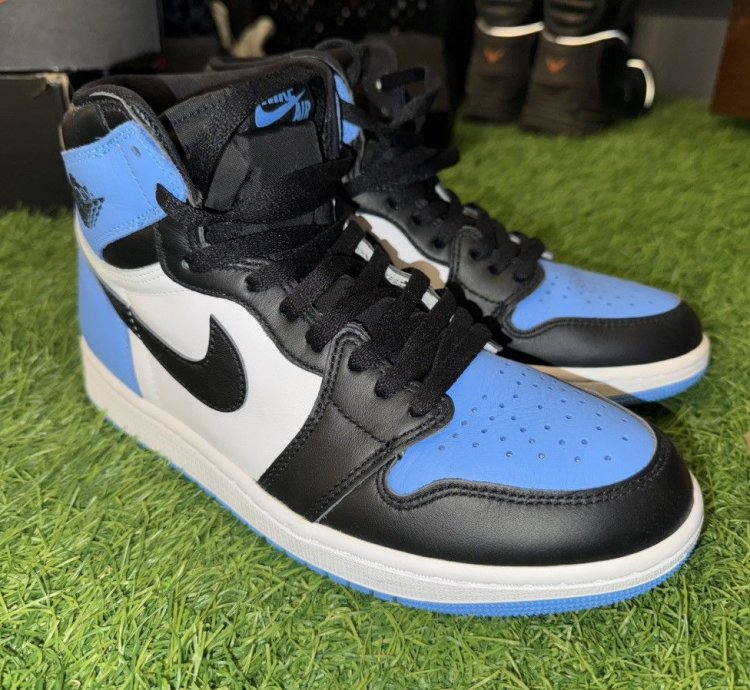 Air Jordan 1 Retro High Og Unc Toe Sneakers