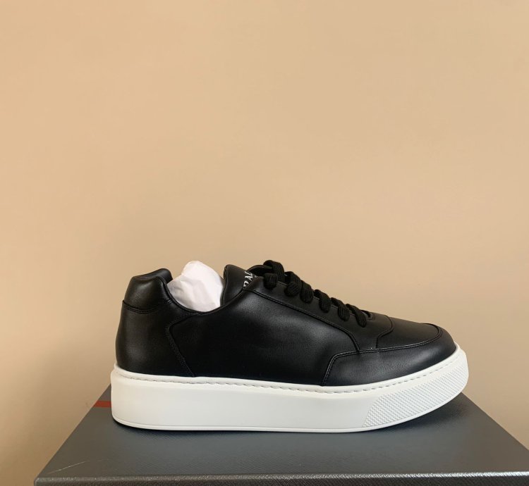 Thick Sole Low Top Sneakers In Black