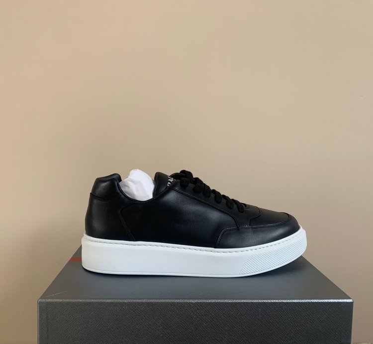 Thick Sole Low Top Sneakers In Black