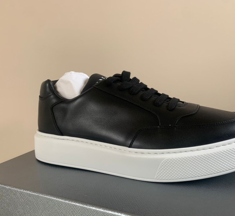 Thick Sole Low Top Sneakers In Black