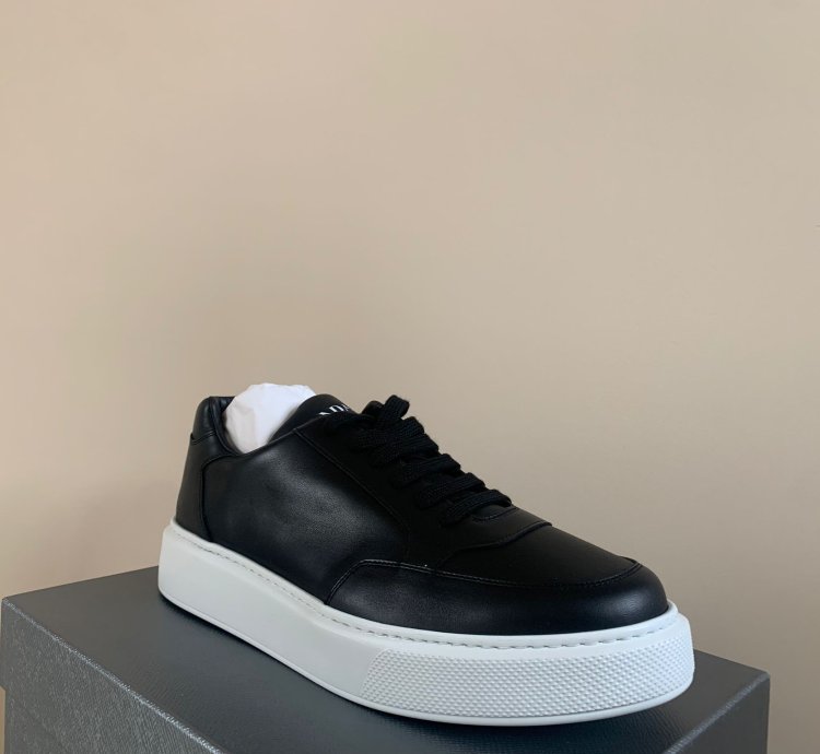 Thick Sole Low Top Sneakers In Black