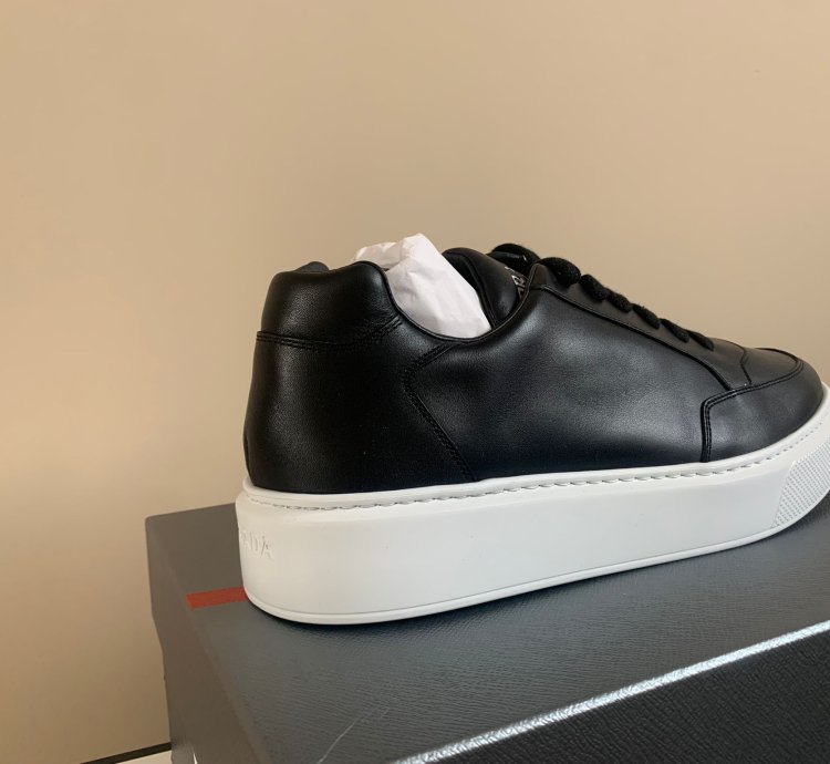 Thick Sole Low Top Sneakers In Black