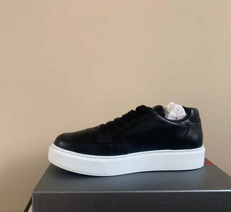 Thick Sole Low Top Sneakers In Black